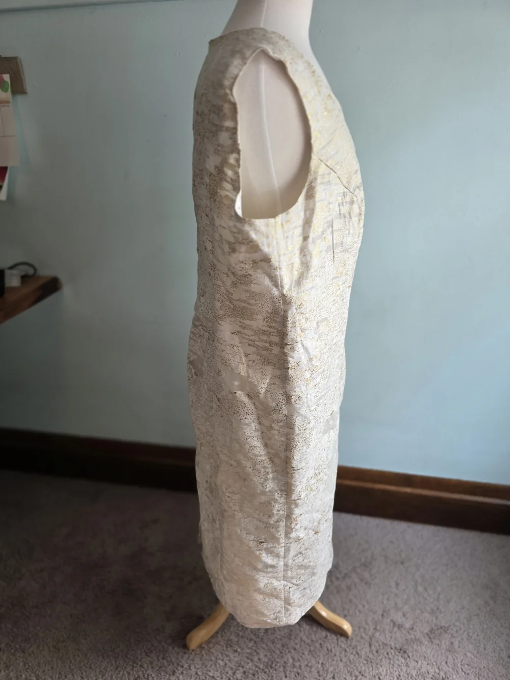 MASSEYS Sleeveless Metallic Brocade Shift Dress And Jacket in Cream and Gold - Picture 3 of 11